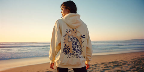 Model trägt Pretty Conscious Hoodie