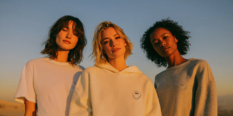 Drei Pretty Conscious Models im Sonnenuntergang